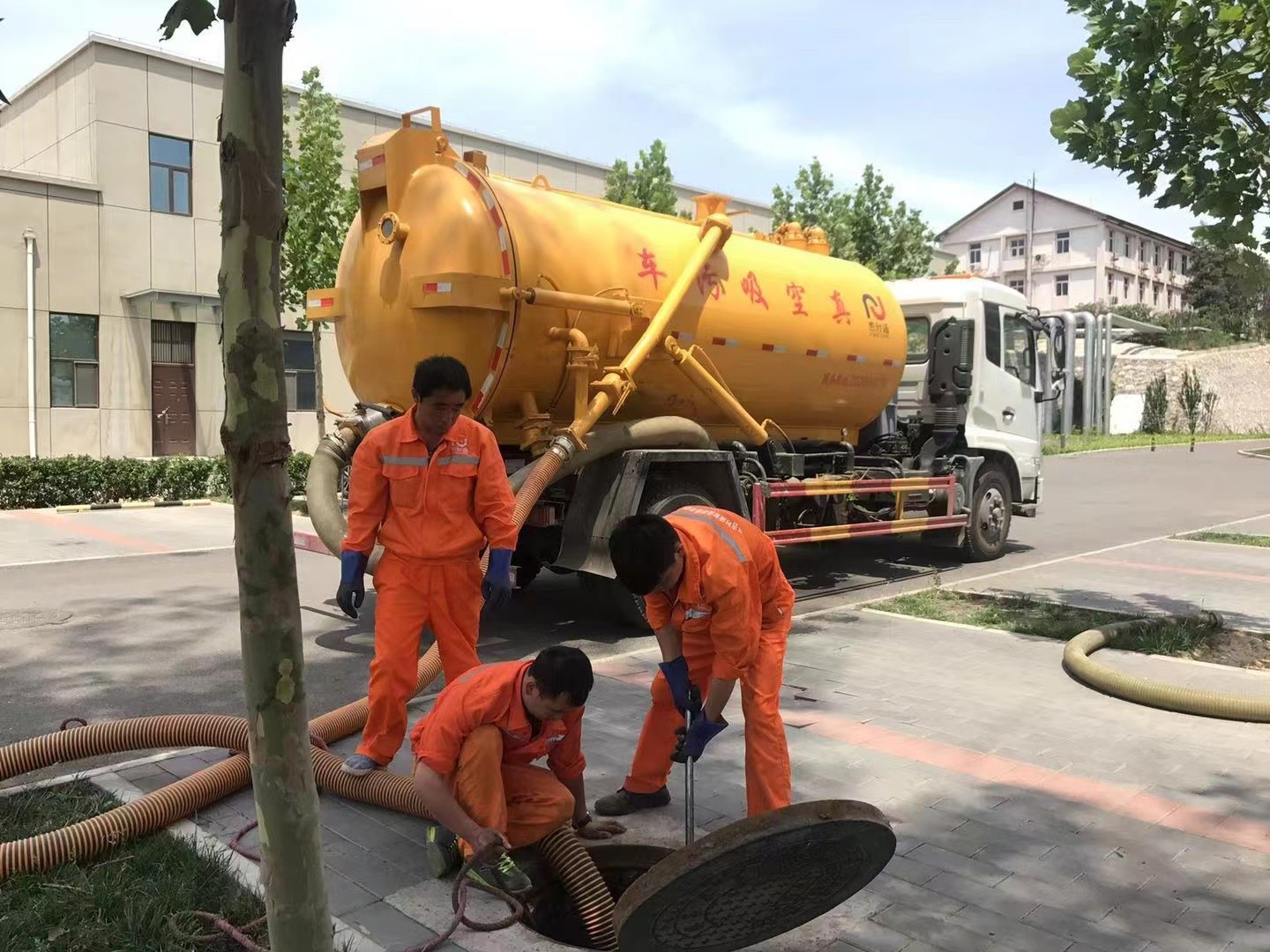 桥东管道疏通车停在窨井附近