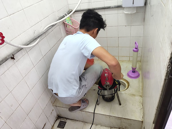 桥东管道堵塞冒臭气 专业师傅现场解决问题