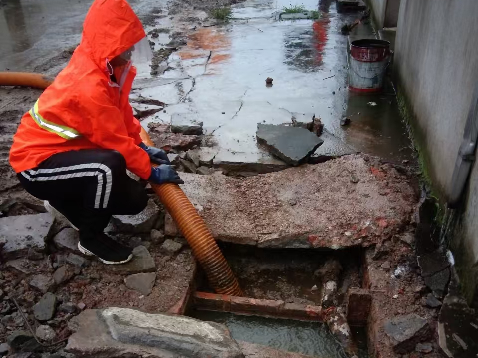 桥东专业清理污水池 炜誉市政以规范流程守护城市 “肠道”